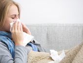 اعراض نزلات البرد الحادة تشمل التهاب الحلق وآلام بالجسم