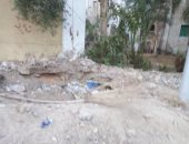 صور.. مرافق مكشوفة وأعمال حفر وقمامة ملاصقة لمعهد موط الأزهرى للبنين بالداخلة