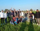 صور.. وفد أمريكى يشارك فى صناعة السجاد ويطعم الأبقار ويعد بالترويج لأثار فوه