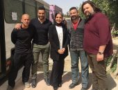 صورة.. منى عبد الغنى مع هانى سلامة فى كواليس" فوق السحاب"