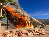صور.. احتراق مجسّم ديناصور عملاق بولاية كولورادو الأمريكية