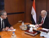 رئيس الوزراء يلتقى وزيرى التموين وشئون مجلس النواب لمتابعة خطة الوزارتين (صور)