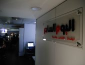 صور.. "اليوم السابع" يشارك فى "ساعة الأرض" ويطفئ الأنوار بصالة التحرير