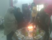 فيديو.. حفلة عيد أم لأكبر صانعة مشغولات يدوية بأسوان تعمل بالحرفة منذ السبعينيات