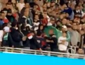 شاهد.. محاولة إلقاء مشجع من مدرجات ملعب لقاء المكسيك وأيسلندا