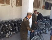 محافظة قنا توفر كراسى متحركة لمساعدة المرضى وكبار السن بالانتخابات