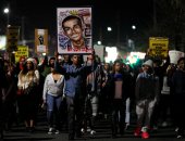 صور.. تجدد الاحتجاجات فى كاليفورنيا بعد اعتداء الشرطة على شاب أسود