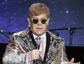 بعيدا عن الموسيقى والغناء.. إلتون جون أيقونة "موضة".. من تصميمات ملابسه وصولا لاختياره أجمل النظارات.. يفضل دور الأزياء الشهيرة مثل "Marc Jacobs" و"Chanel" و"Gucci"