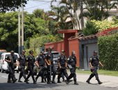 صور.. شرطة بيرو تداهم منازلين لرئيس بيرو السابق كوتشينسكى