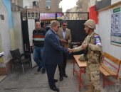 صور.. محافظ الإسماعيلية يتفقد لجان الانتخابات قبل انطلاق الماراثون الرئاسى