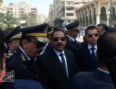صور.. مدير أمن الإسكندرية يصل الجنازة العسكرية لشهيدى حادث محاولة الاغتيال 