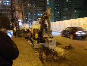 بالصور.. إصلاح شارع المعسكر الرومانى بعد رفع مخلفات حادث التفجير بالإسكندرية