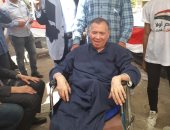 قعيد يدلى بصوته فى انتخابات الرئاسة بجاردن سيتى.. ويعلق: من أجل الشهداء