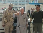 صور.. أحد أبطال حرب 56 فى بنى سويف: "رغم مرضى جيت انتخب السيسى عشان بحبه"