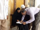 صور.. قاض ينزل لسيدة عجوز للإدلاء بصوتها ببنى مزار فى المنيا