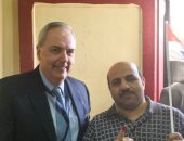 القائم بأعمال سفير أمريكا بالقاهرة يزور مقر لجنة انتخابية بالسيدة زينب