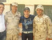 أحمد السقا يشارك فى الانتخابات ويلتقط صورا مع رجال الجيش والشرطة 