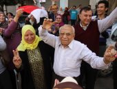صور.. مسن بمصر الجديدة يرقص على أنغام تسلم الأيادى عقب الإدلاء بصوته