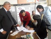 صور.. أسقف البحر الأحمر يدلى بصوته فى الانتخابات الرئاسية بالغردقة
