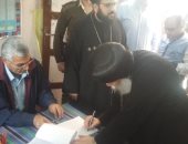 صور..  أسقف بنى سويف يدلى بصوته بلجنة مدرسة القومية ويشيد بيقظة المصريين