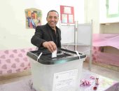 فيديو وصور.. خالد صلاح يدلى بصوته بالانتخابات الرئاسية فى لجنته بالدقى