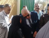 صور .. محافظ الوادى الجديد يتفقد اللجان الانتخابية ويشيد بنسبة الحضور