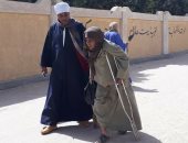 مسن معاق يدلى بصوته فى الانتخابات الرئاسية بمركز جرجا بسوهاج مرددا "تحيا مصر"