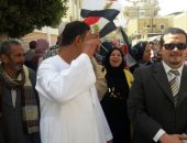 صور.. مستقبل وطن يوزع هدايا على الناخبين ويساعد كبار السن لدخول لجان الغربية