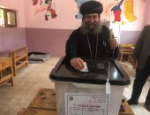 صور.. أسقف أسيوط يدلى بصوته فى الإنتخابات الرئاسية