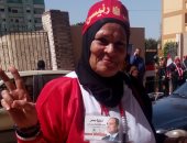 "انتو فى الميدان وإحنا فى اللجان".. رسالة سيدة تطوف شوارع الزقازيق بعلم مصر