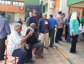 انتخب على كفوف الراحة.. توفير مقاعد أمام اللجان لكبار السن بمنطقة الوكالة