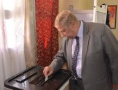 صور.. محافظ الإسماعيلية يدلى بصوته بلجنة مدرسة الشهيد محمد حسن