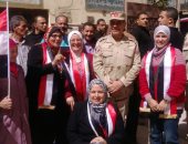 صور.. قائد المنطقة المركزية العسكرية يتفقد اللجان الانتخابية بمصر الجديدة
