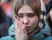 صور.. الروس يودعون ضحايا حريق مركز تجارى بـ"الورود والدموع"