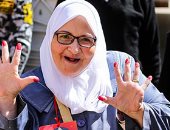 خمسة وخميسة فى حب مصر.. مسنة تغمس كفيها فى الحبر: ملناش غير السيسي (صور)