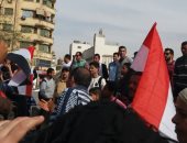 صور.. ناخبون يغنون ويرقصون فى ميدان التحرير بعد التصويت بالانتخابات
