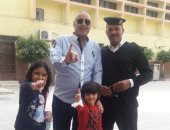 عزمى مجاهد يدلى بصوته فى انتخابات الرئاسة بصحبة أحفاده.. صور