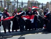 عشرات السيدات يرفعن علم مصر أمام المقار الانتخابية فى بورسعيد