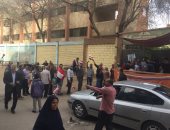 رئيس لجنة بإمبابة يخرج لأحد المعاقين للإدلاء بصوته فى انتخابات الرئاسة