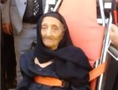 فيديو.. الجدة حكيمة 101 عام تشارك بالانتخابات على سرير الإسعاف بالأزبكية