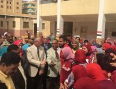 طلاب جامعة المنيا يدلون بأصواتهم فى مجمع مدارس السلام بحى شاهين (صور)