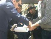 قاض يساعد سيدة مسنة على التصويت فى الانتخابات الرئاسية بالدقهلية