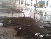 صور.. غرق موقف سيارات الأجرة بميت غمر فى مياه الصرف الصحى