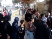 صور.. طوابير الرجال تتفوق على السيدات أمام لجنة انتخابية بالهرم 