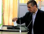 فيديو.. محافظ كفر الشيخ يدلى بصوته فى لجنة الوافدين بالمدرسة الزخرفية