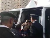 فيديو.. الشرطة تساعد مواطنا من ذوى الاحتياجات لنقله إلى مقر لجنته بحلوان