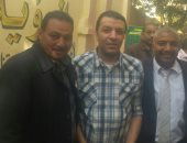 صور.. الفنان مصطفى كامل يدلي بصوته في لجنة فؤاد جلال بمصر القديمة