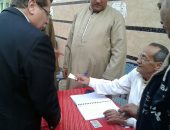 نائب رئيس لجنة الصناعة بمجلس النواب يدلى بصوته بالانتخابات فى السنطة