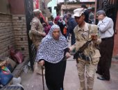 صور.. شرطى ينقل سيدة مسنة بكرسى متحرك لمساعدتها فى الإدلاء بصوتها بطنطا