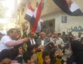 أهالى المطرية يحتفلون بالمشاركة فى الانتخابات على أنغام الأغانى الوطنية